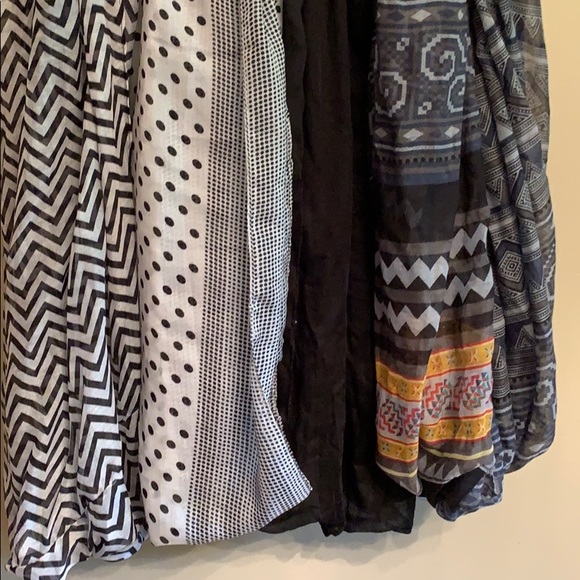Lot of 4 Black/white/Gray Infinity scarves - Picture 3 of 4